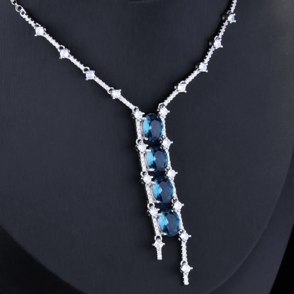 🎁 Blue Crystal Bar Necklace - Picture 4 of 9